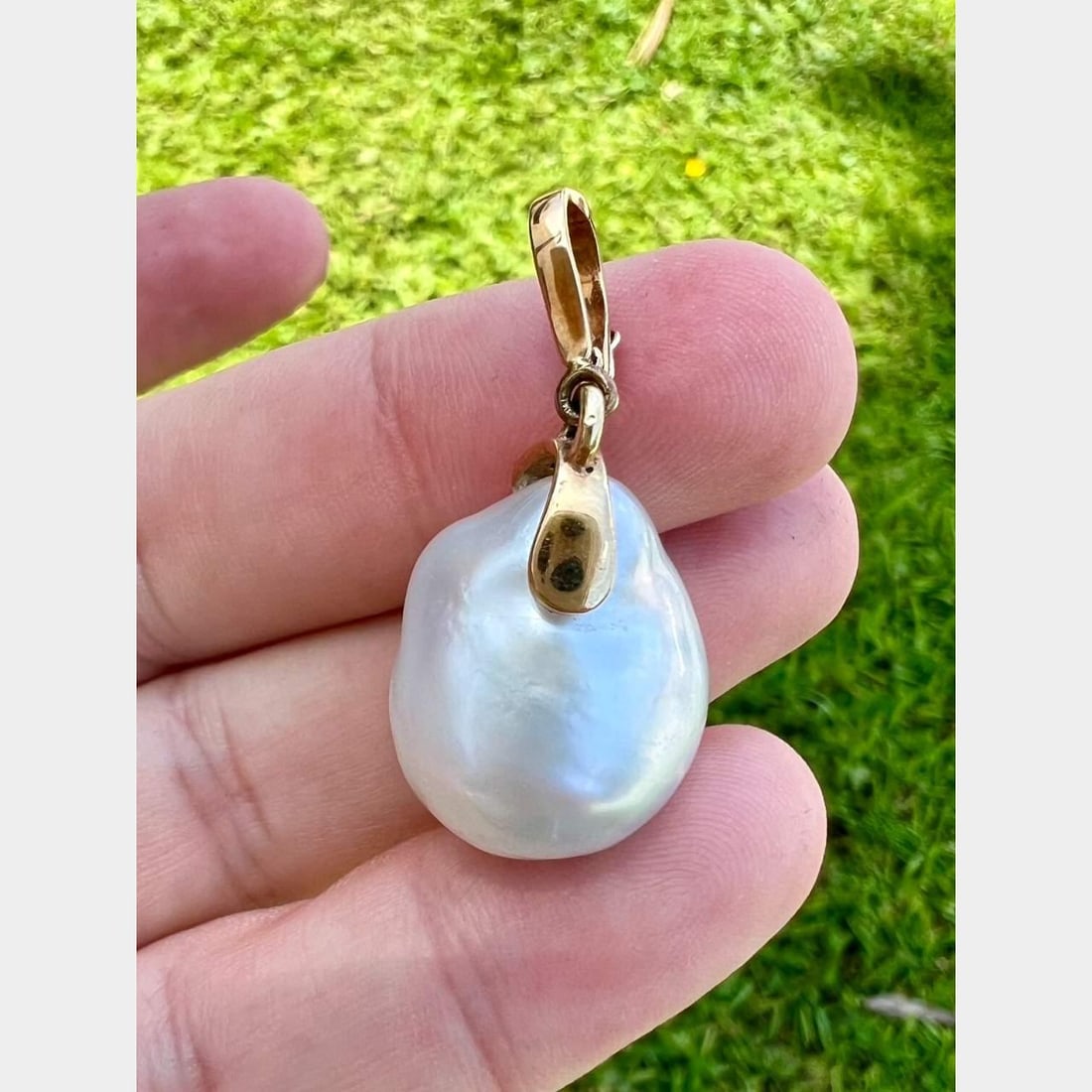 14K Yellow Gold Pendant with 20.7 x 18.8mm South Sea Pearl: 14K Yellow Gold Pendant with 20.7 x 18.8mm South Sea Pearl This exquisite pendant features a stunning South Sea pearl set in luxurious 14K yellow gold. The pearl measures 20.7 x 18.8mm, making it a st