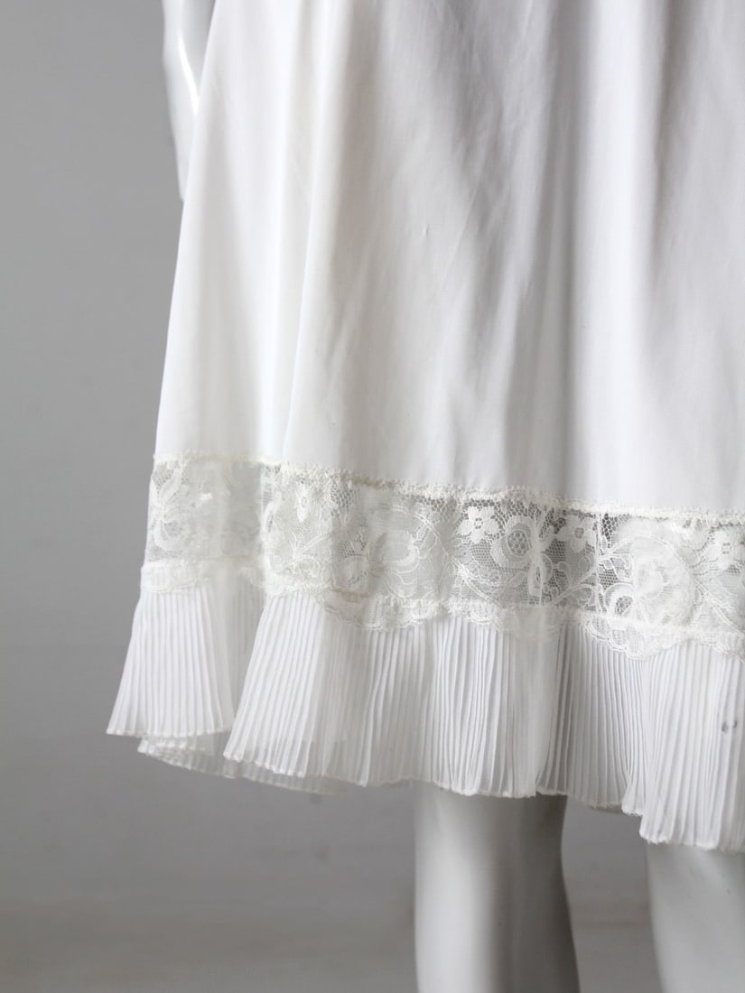Vintage Aristocraft Superior Nylon Slip with Lace Trim: Vintage Aristocraft Superior Nylon Slip with Lace Trim This vintage Aristocraft by Superior slip, dating back to the 1950s - 1960s, features a classic design made entirely of nylon. It showcases a whi