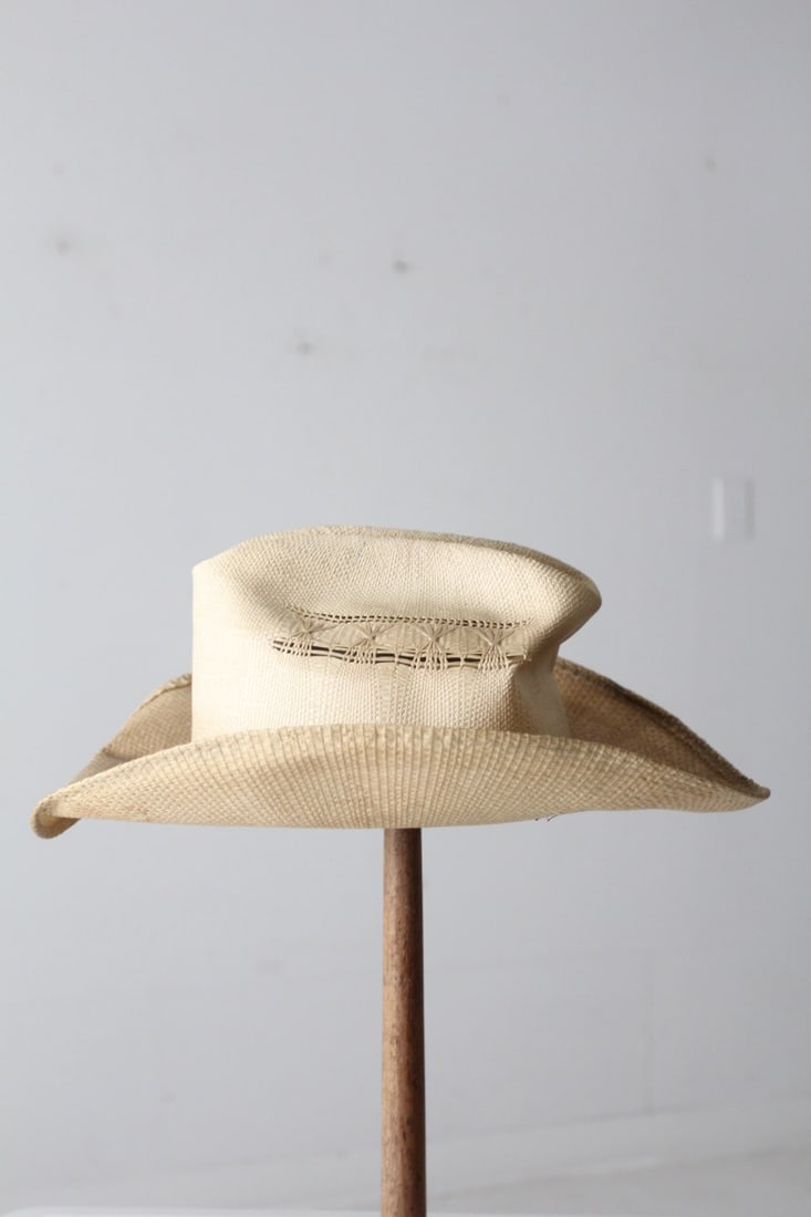 Vintage Rockmount Desert Wind Distressed Straw Cowboy Hat: Vintage Rockmount Desert Wind Distressed Straw Cowboy Hat Introducing a classic Vintage Rockmount Distressed Straw Cowboy Hat, perfect for making a traditional western statement. Featuring a distincti