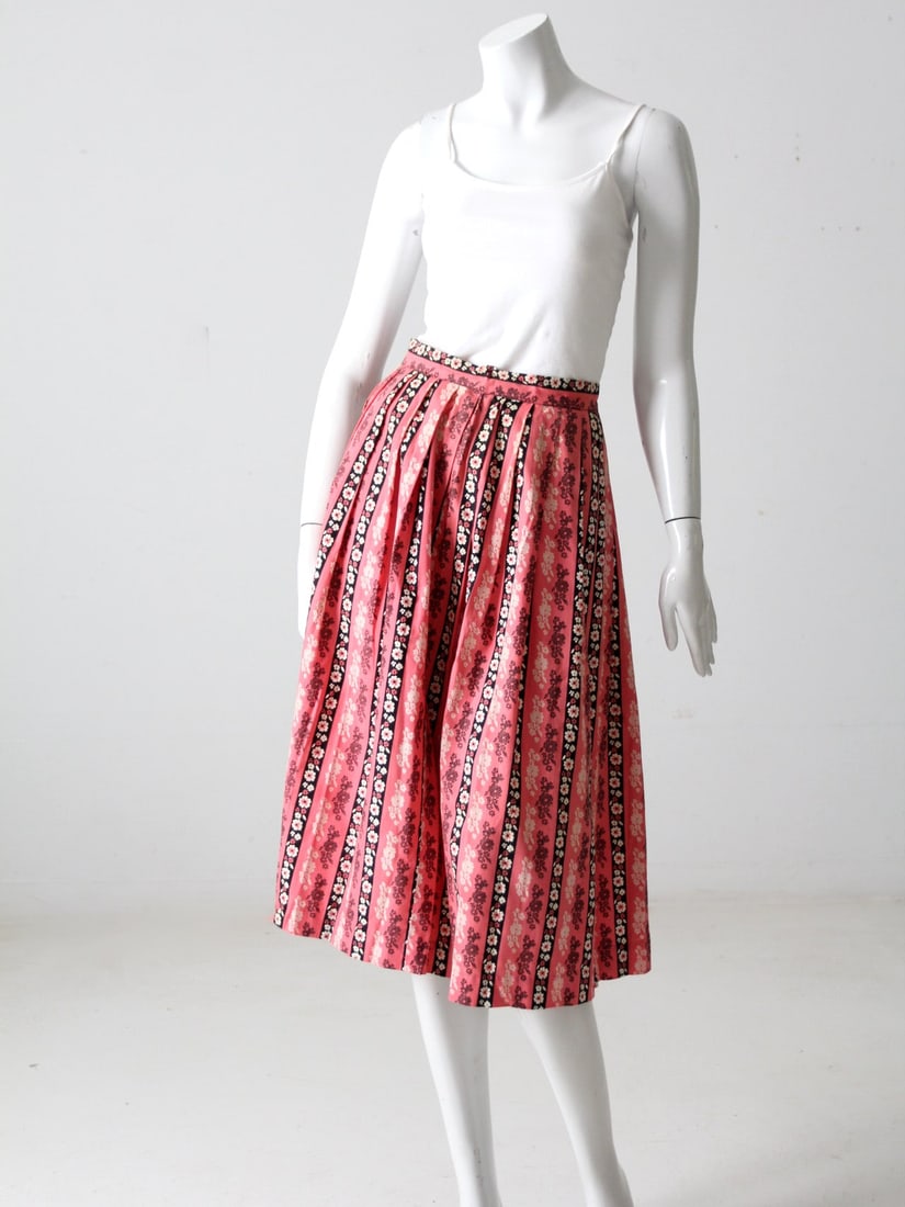 Gale of St Louis 1960s Pleated Sun n Surf Floral Print Skirt: Gale of St Louis 1960s Pleated Sun n Surf Floral Print Skirt This vintage 1960s pleated skirt by Gale of St Louis features a vibrant Sun n Surf pink and black colorway with a bold floral print. The mi