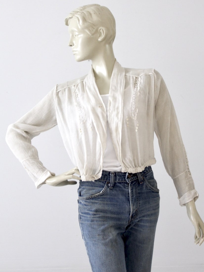 Antique Edwardian Welworth Blouse White Cotton with Embroidery and Lace: Antique Edwardian Welworth Blouse White Cotton with Embroidery and Lace Discover a charming piece from the early 20th century with this antique Welworth blouse from the Edwardian era. Made from white 