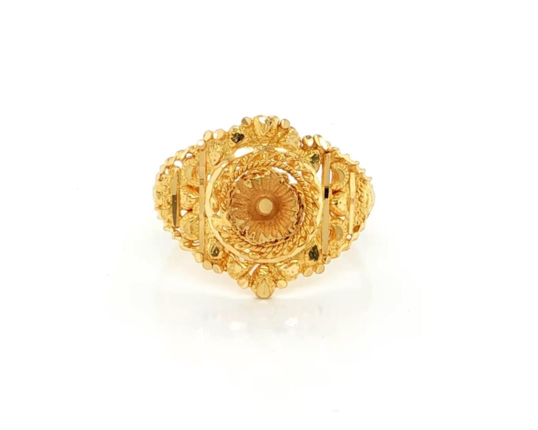 22k Yellow Gold Floral Motif Diamond Cut Ring Size 7: 22k Yellow Gold Floral Motif Diamond Cut Ring Size 7 This elegant ring is crafted from 22k yellow gold and showcases a delicate floral motif with intricate diamond-cut accents that add sparkle and dim