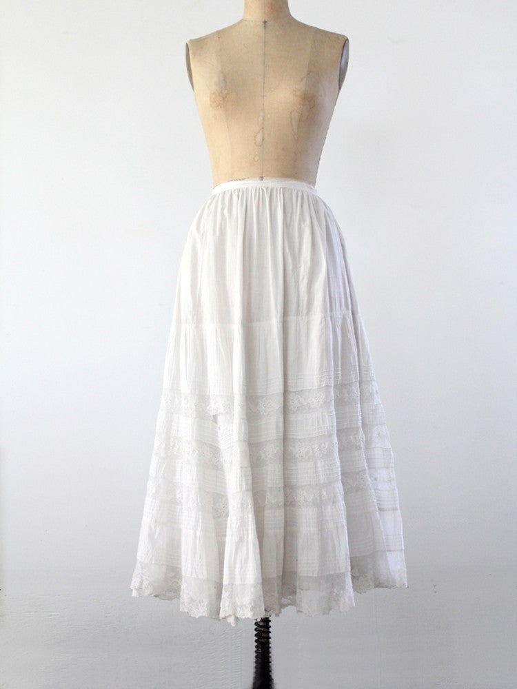 Late Victorian Lace Inlay Cotton Petticoat Skirt XS: Late Victorian Lace Inlay Cotton Petticoat Skirt XS Discover the elegance of this late Victorian era petticoat, a stunning piece from our Stylist's Collection. This beautiful white cotton skirt featur