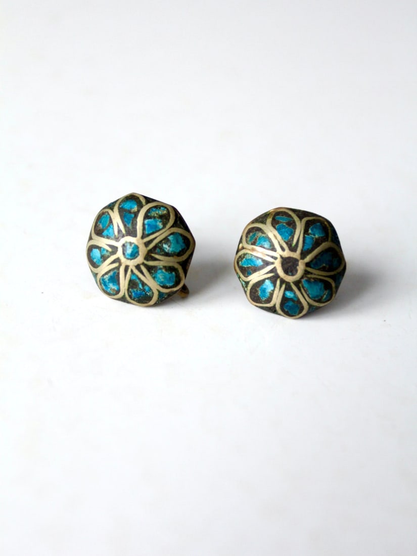 Vintage Silver Tone Floral Turquoise Inlay Screw Back Earrings: Vintage Silver Tone Floral Turquoise Inlay Screw Back Earrings These vintage screw back earrings showcase a stunning floral design with turquoise inlay, set in a silver tone. They are in good conditio