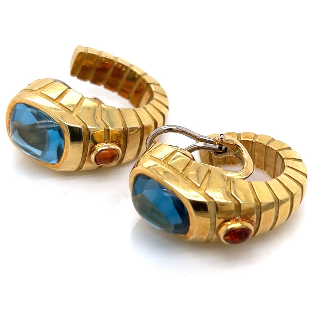 VAN CLEEF & ARPELS 18K Yellow Gold Blue Topaz Earrings 10.00 Ct: VAN CLEEF & ARPELS 18K Yellow Gold Blue Topaz Earrings 10.00 Ct Discover the elegance of these Van Cleef & Arpels earrings, crafted in luxurious 18K yellow gold. These stunning earrings feature two vi
