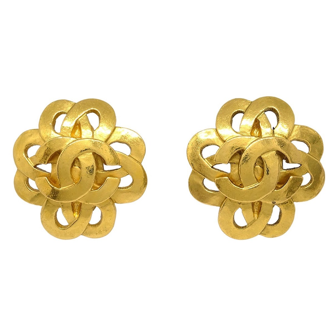Chanel 97P Gold Flower Clip-On Earrings Logo Design: Chanel 97P Gold Flower Clip-On Earrings Logo Design Elevate your accessory collection with these stunning Chanel Flower Earrings. Featuring a beautiful flower shape, these clip-on earrings boast a lux