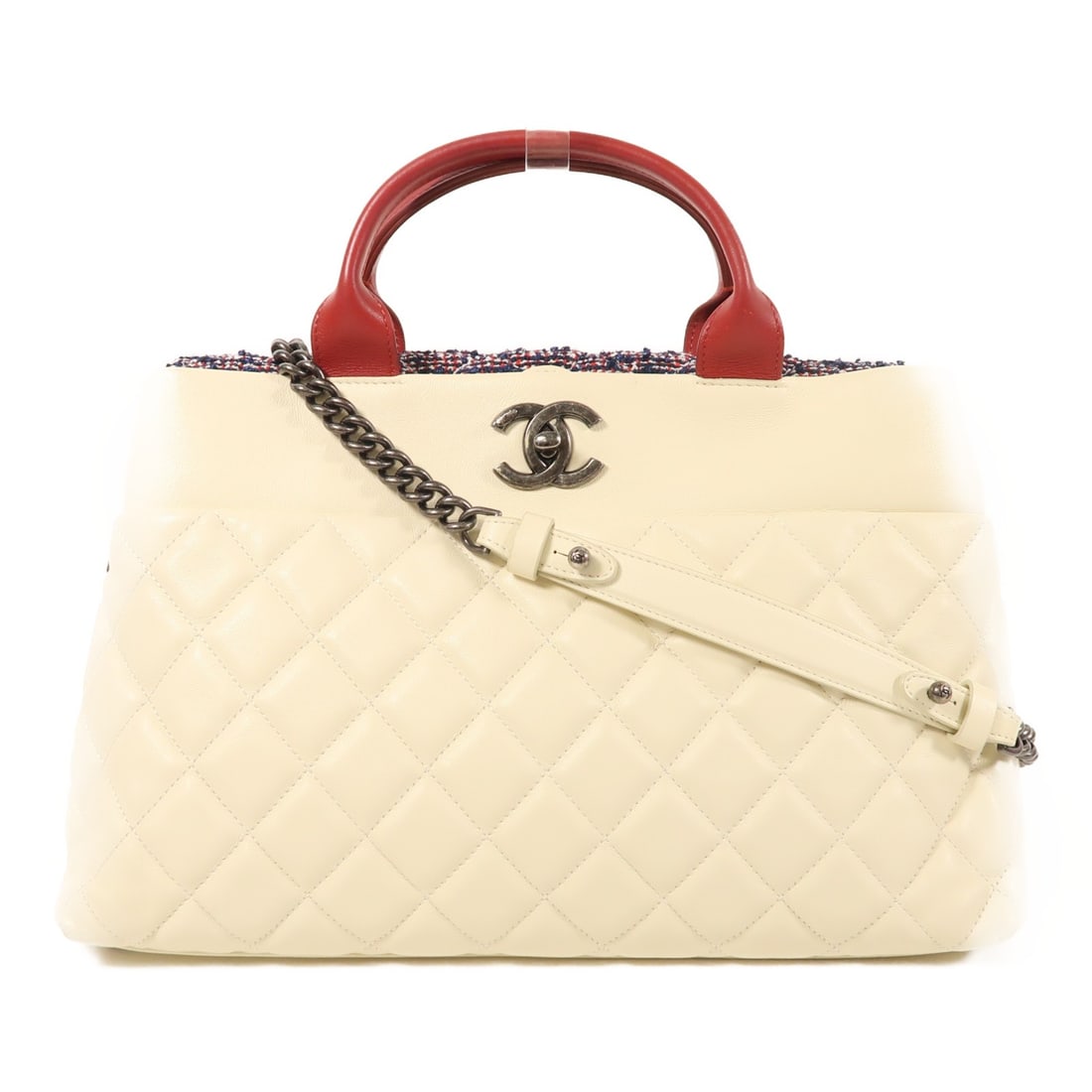 CHANEL 2 Way Shoulder Bag White Lambskin Leather SHW: CHANEL 2 Way Shoulder Bag White Lambskin Leather SHW This elegant CHANEL 2 Way Shoulder Bag is crafted from luxurious lambskin leather, featuring a pristine white exterior that adds a touch of sophist