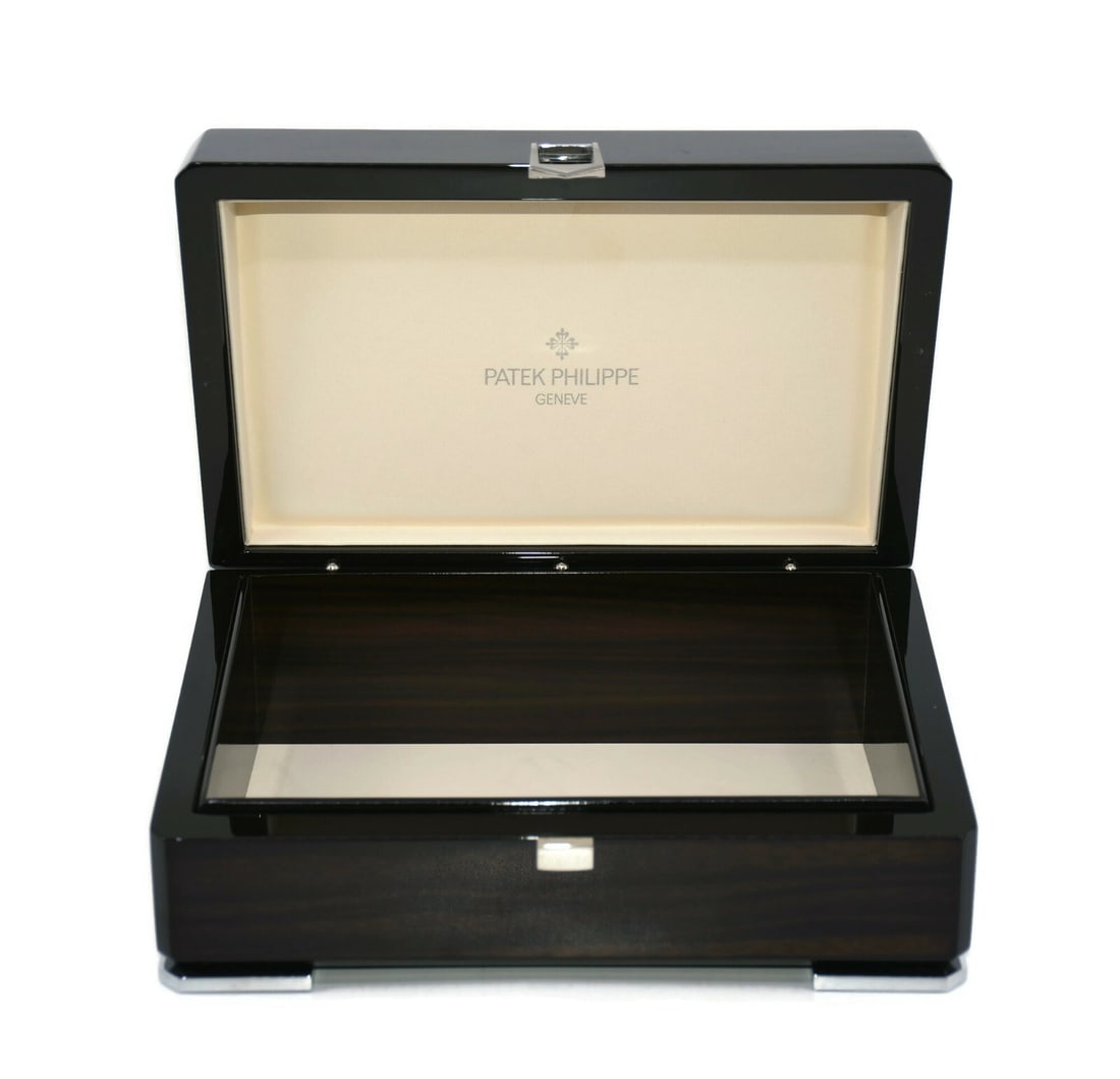 Patek Philippe Authentic Brown Wood Presentation Watch Box 10x6x5: Patek Philippe Authentic Brown Wood Presentation Watch Box 10x6x5 This elegant presentation box from Patek Philippe is crafted from high-quality wood and features a rich brown finish. Designed to hold