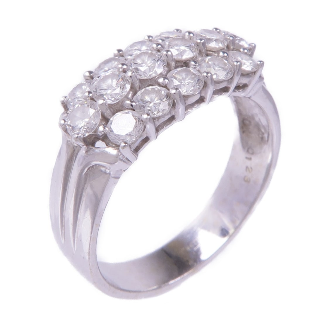 JEWELRY Diamond Ring 18K White Gold Size 7: JEWELRY Diamond Ring 18K White Gold Size 7 This exquisite diamond ring is crafted from 18K white gold, showcasing a stunning clear diamond at its center. Designed in a classic style, this ring is perf