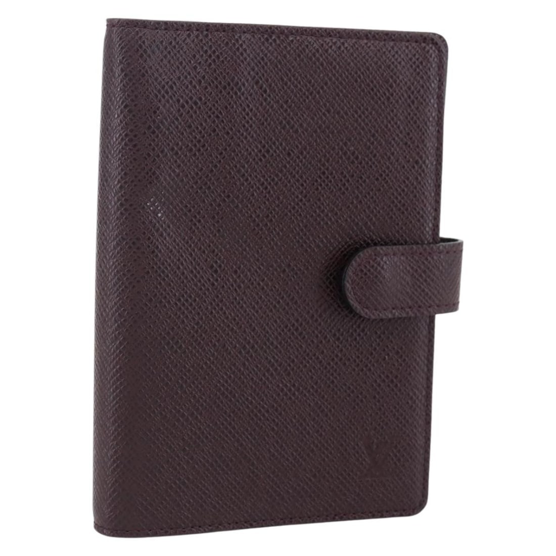 Acajou Taiga Leather MM Agenda Cover by Louis Vuitton R20416: Acajou Taiga Leather MM Agenda Cover by Louis Vuitton R20416 This is a Louis Vuitton Taiga leather agenda MM planner cover in the Acajou color. The cover is crafted from durable Taiga leather and feat