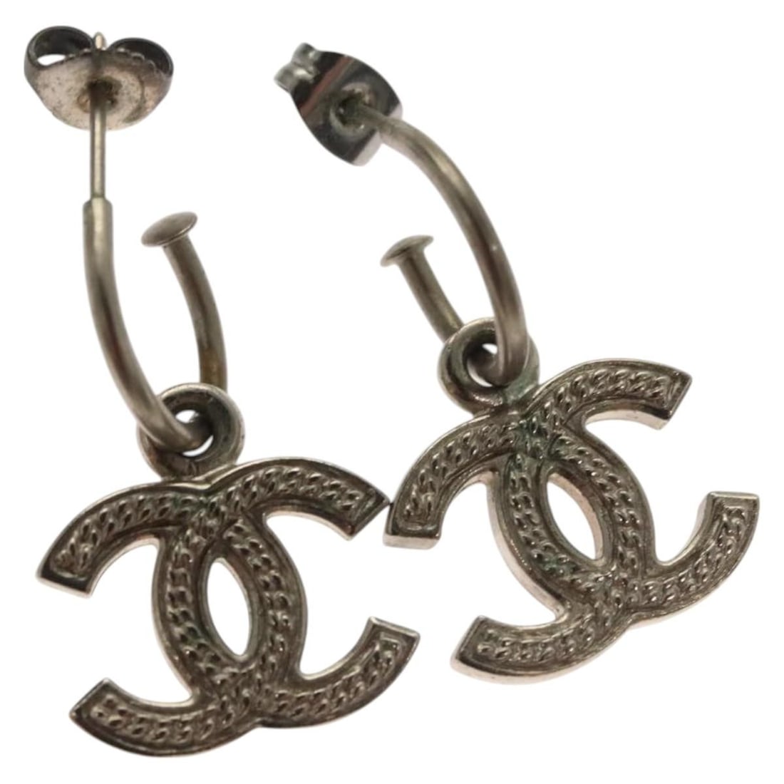 CHANEL Silver Metal CC Earrings Auth bs27017: CHANEL Silver Metal CC Earrings Auth bs27017 Elevate your accessory collection with these stunning CHANEL Silver CC Earrings. Crafted from high-quality metal, these earrings showcase a classic design 