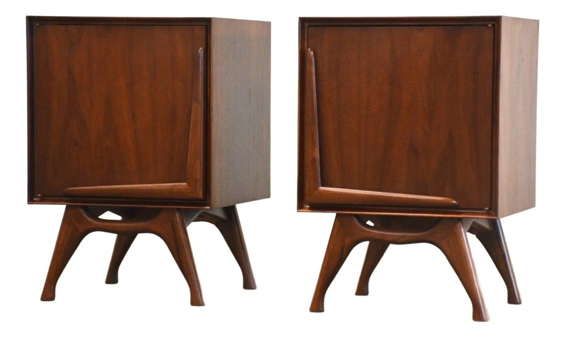 1960s Mid Century Modern Walnut Sculpted Nightstands Pair: 1960s Mid Century Modern Walnut Sculpted Nightstands Pair This exquisite pair of 1960s mid-century modern nightstands features a sculpted walnut design with a single door. Professionally refinished, t