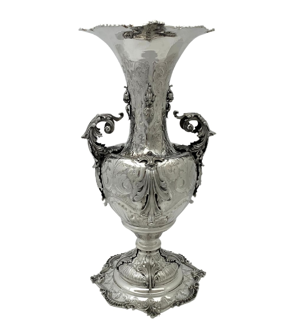 Italian 925 Sterling Silver Handmade Leaf Applique Flower Vase: Italian 925 Sterling Silver Handmade Leaf Applique Flower Vase This exquisite flower vase is handcrafted from fine 925 sterling silver, showcasing a stunning combination of matte and shiny finishes. D