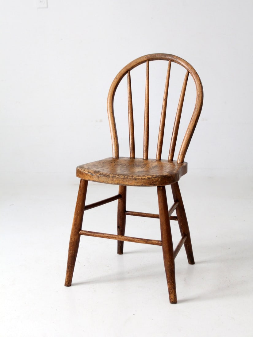 Vintage Bow Back Windsor Chair Classic Farmhouse Style: Vintage Bow Back Windsor Chair Classic Farmhouse Style This antique bow back Windsor chair embodies classic farmhouse charm with its elegantly splayed wood legs and distinctive spindle bowed back. It 