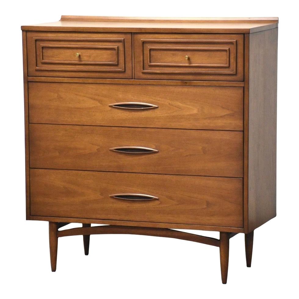 Mid Century Broyhill Sculptra Walnut 4 Drawer Dresser with Brass Knobs: Mid Century Broyhill Sculptra Walnut 4 Drawer Dresser with Brass Knobs This exquisite mid-century modern dresser by Broyhill Sculptra features a rich walnut finish and offers four spacious drawers, ea