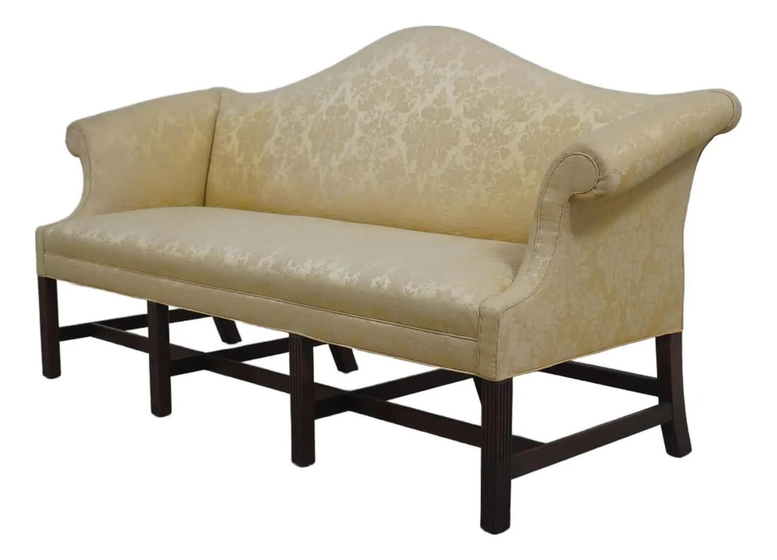 Kittinger Historic Newport HN-12 Mahogany Sofa Chippendale Style: Kittinger Historic Newport HN-12 Mahogany Sofa Chippendale Style Introducing the Kittinger Historic Newport HN-12 Mahogany Sofa, an exquisite piece that embodies timeless elegance and quality craftsma
