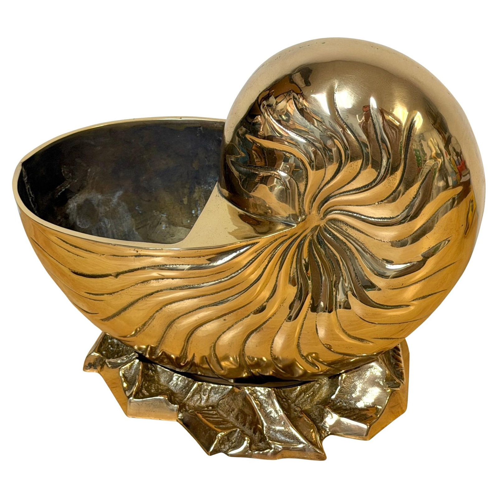 Modern Polished Brass Nautilus Shell Vase Spain 1970s Sculptural Design: Modern Polished Brass Nautilus Shell Vase Spain 1970s Sculptural Design This large polished brass nautilus shell vase by Sarreid, crafted in Spain circa 1970s, features a sculptural spiraling shell fo