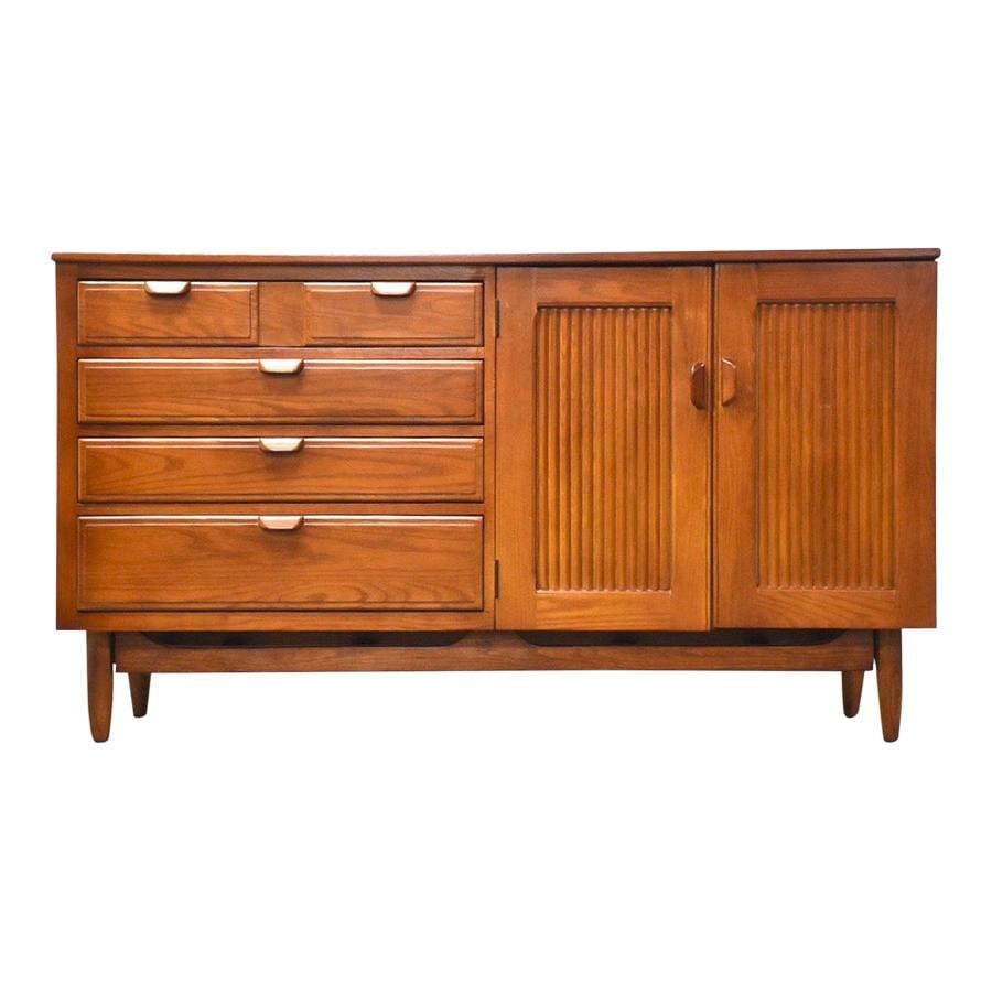 Mid Century Modern Chestnut Wood Credenza with Storage: Mid Century Modern Chestnut Wood Credenza with Storage This mid-century modern chestnut credenza features a beautiful teak color and offers both style and functionality. It is equipped with four spaci