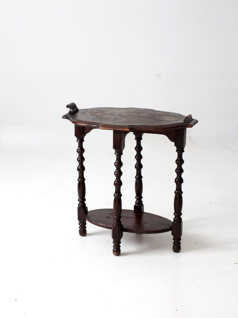 Circa 1900 Antique Accent Table with Scalloped Top and Turned Legs: Circa 1900 Antique Accent Table with Scalloped Top and Turned Legs This exquisite antique accent table, dating back to circa 1900, features elegant turned legs and a shelf stretcher for added stabilit