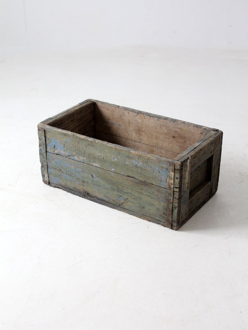 Charming Vintage Wooden Crate with Distressed Blue Finish: Charming Vintage Wooden Crate with Distressed Blue Finish Discover this charming vintage wooden crate, perfect for adding rustic character to any space. Hand-built with sturdy wood, it features metal 