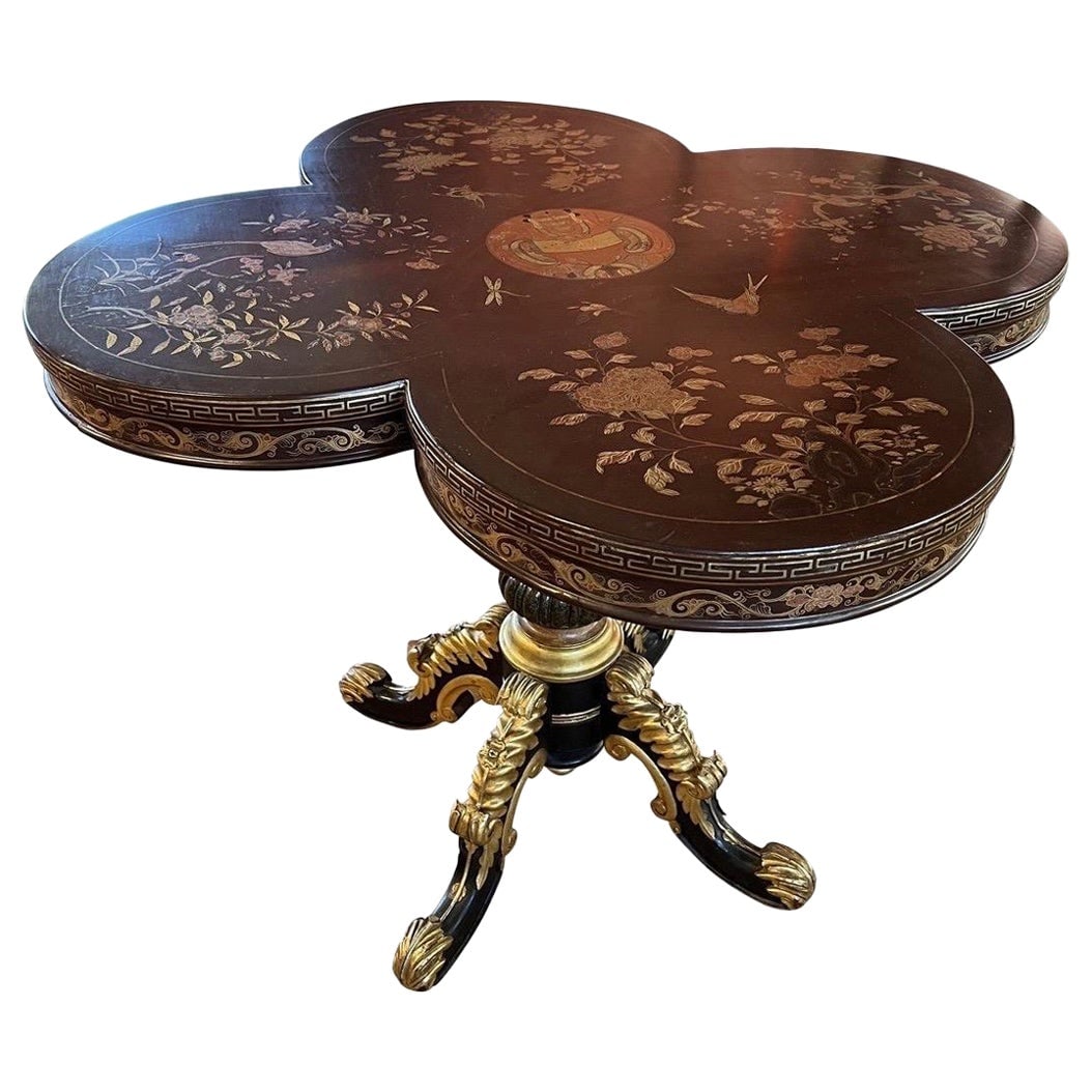 1920s Antique English Giltwood Chinoiserie Lacquer Center Table: 1920s Antique English Giltwood Chinoiserie Lacquer Center Table This exquisite center table from the 1920s showcases a stunning 4-leaf clover designed top adorned with intricate chinoiserie lacquer de