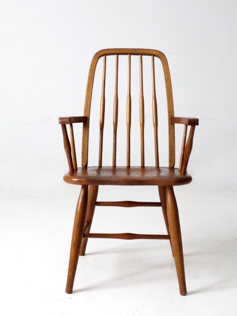 Mid-Century Cochrane Windsor Arm Chair Style 77307: Mid-Century Cochrane Windsor Arm Chair Style 77307 Discover a stylish Mid-Century Cochrane Furniture wooden arm chair, crafted in the classic Windsor style. This chair features a squared spindle back 