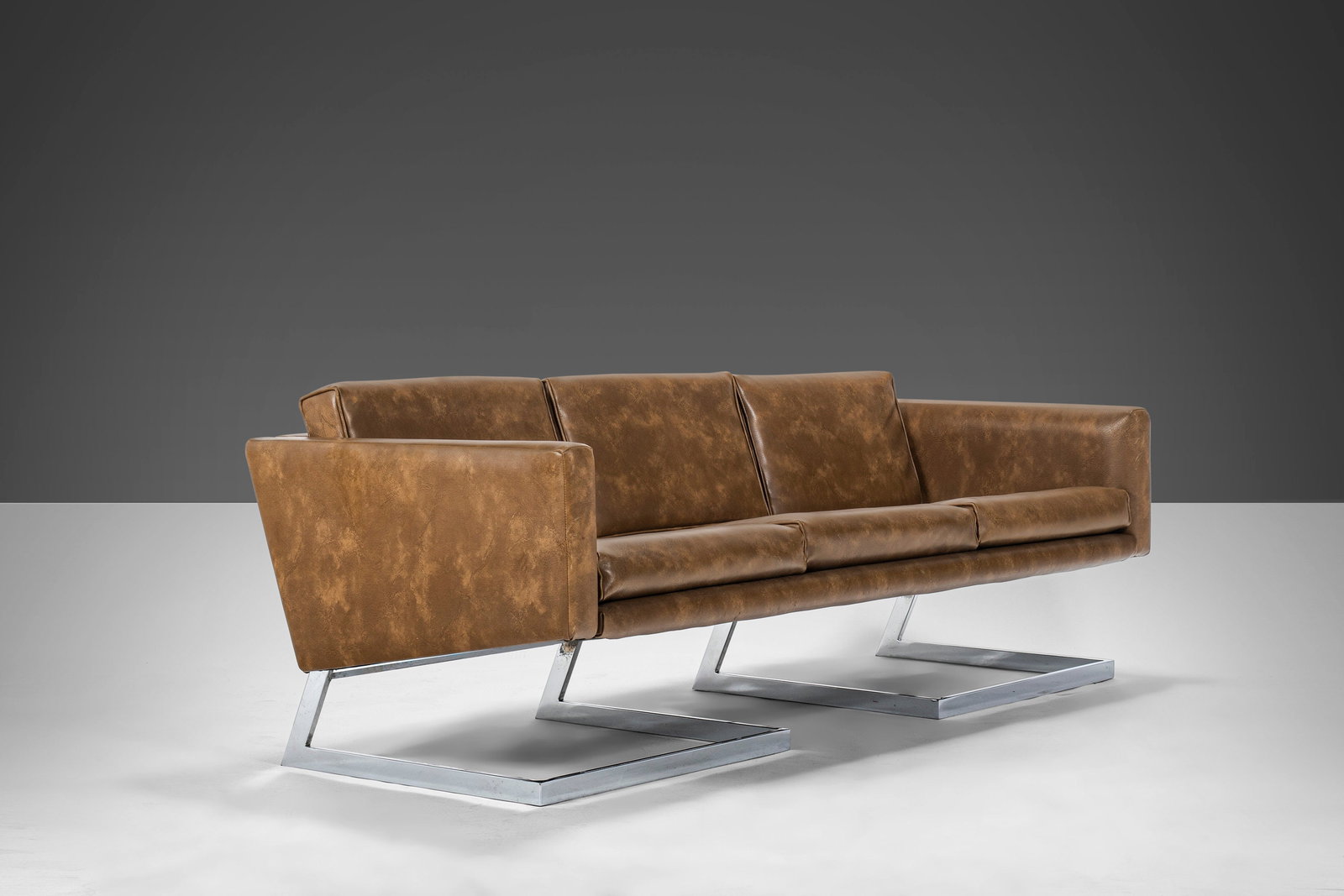 Milo Baughman 1970s Vegan Leather Sofa on Chrome Base: Milo Baughman 1970s Vegan Leather Sofa on Chrome Base Experience the elegance of Mid-Century Modern design with this Long 3 Seater Sofa by Milo Baughman, crafted in the 1970s. This stunning piece is u