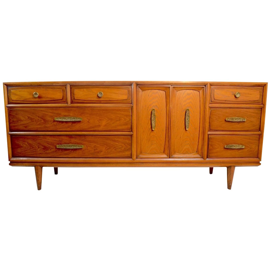 Heritage Henredon Brutalist Oak Dresser Credenza with Brass Handles: Heritage Henredon Brutalist Oak Dresser Credenza with Brass Handles This stylish dresser, crafted by Heritage Henredon, embodies the distinctive Brutalist style. Constructed from oak, it features eleg