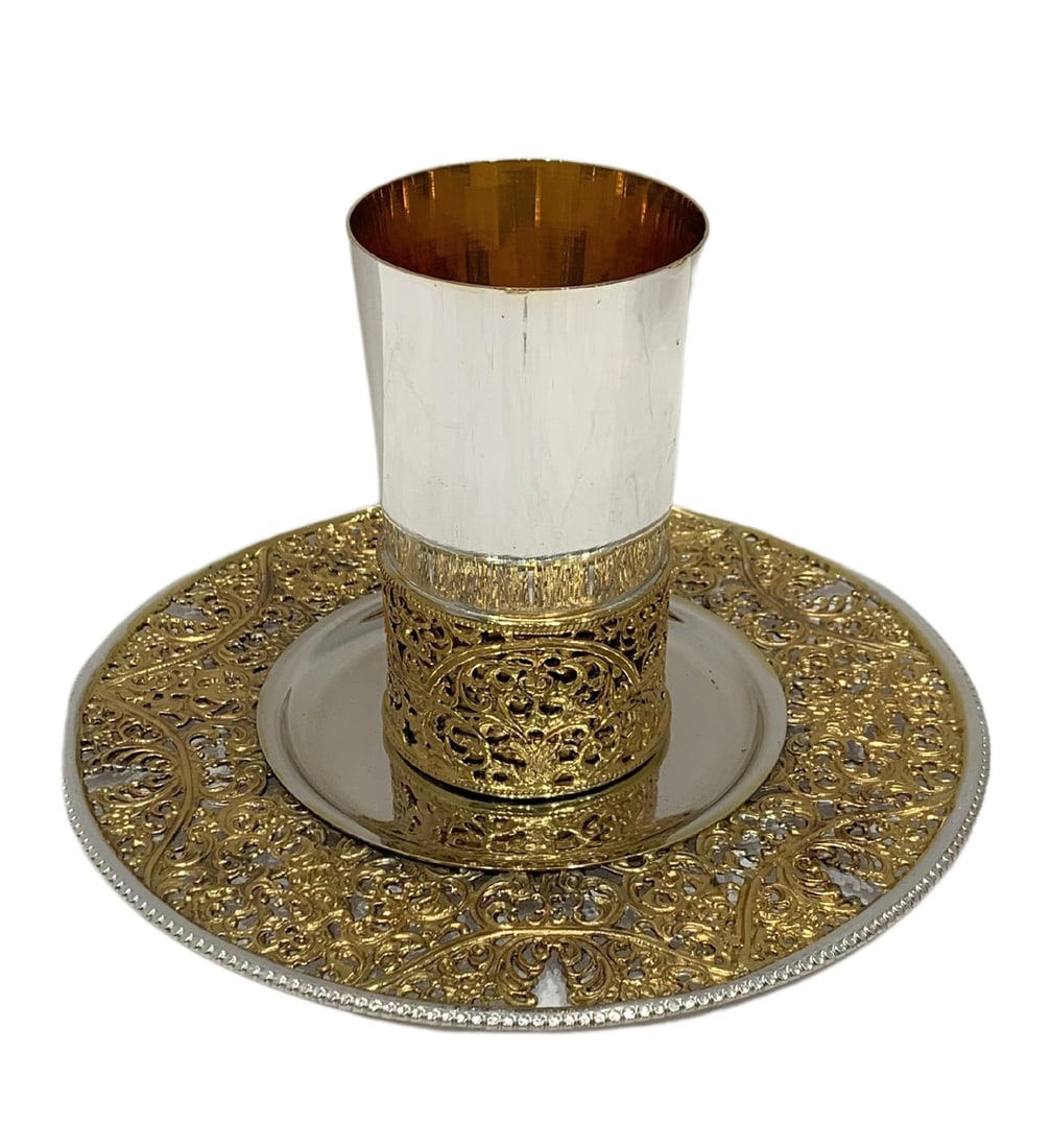Elegant Italian 925 Sterling Silver Gilded Filigree Cup and Tray Set: Elegant Italian 925 Sterling Silver Gilded Filigree Cup and Tray Set This exquisite set features a stunning cup and tray crafted from fine Italian 925 sterling silver, showcasing elegant handmade open