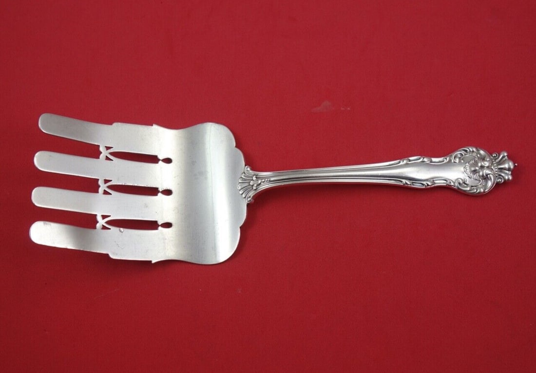 Mount Vernon Howard Queen Sterling Silver Asparagus Fork 8 7/8": Mount Vernon Howard Queen Sterling Silver Asparagus Fork 8 7/8" This exquisite asparagus fork is part of the Queen pattern by Mount Vernon / Howard, crafted from high-quality sterling silver. Measurin