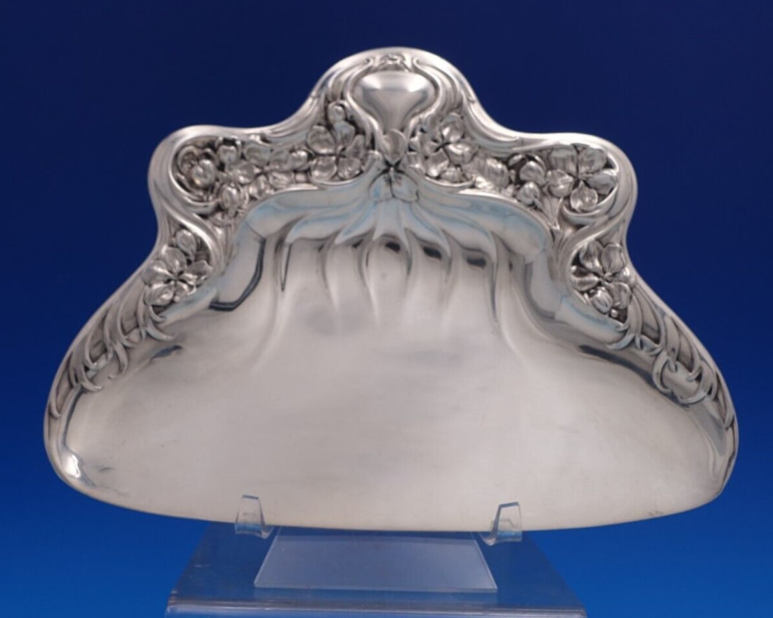 Wallace Violet Sterling Silver Dust Pan 8 3/4 x 6 3/4: Wallace Violet Sterling Silver Dust Pan 8 3/4 x 6 3/4 Presenting the exquisite Violet dust pan by Wallace, crafted from sterling silver. This elegant piece, featuring the charming Violet pattern, date