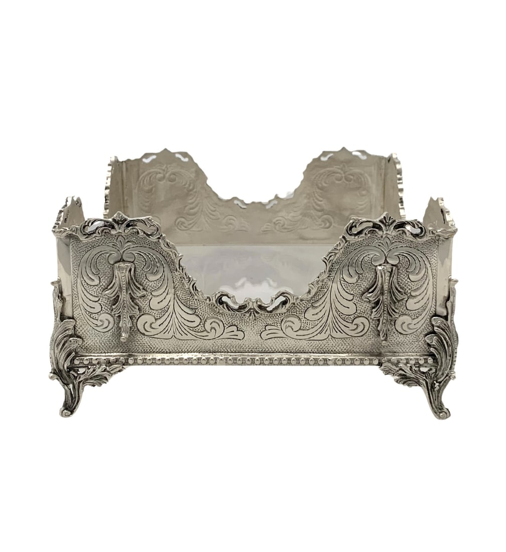 Handmade 925 Sterling Silver Leaf Applique Napkin Holder: Handmade 925 Sterling Silver Leaf Applique Napkin Holder Elevate your dining experience with this exquisite handmade napkin holder crafted from fine 925 sterling silver. This unique piece features an 