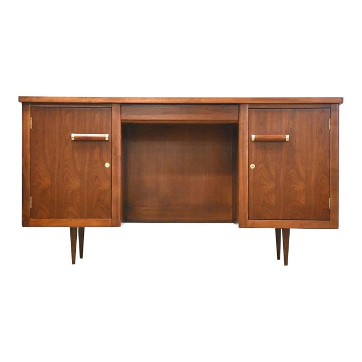 Elegant Walnut Mid Century Modern Desk with Storage: Elegant Walnut Mid Century Modern Desk with Storage This exquisite Mid Century Modern desk is crafted from rich walnut, showcasing timeless design and functionality. It features two doors and two shel