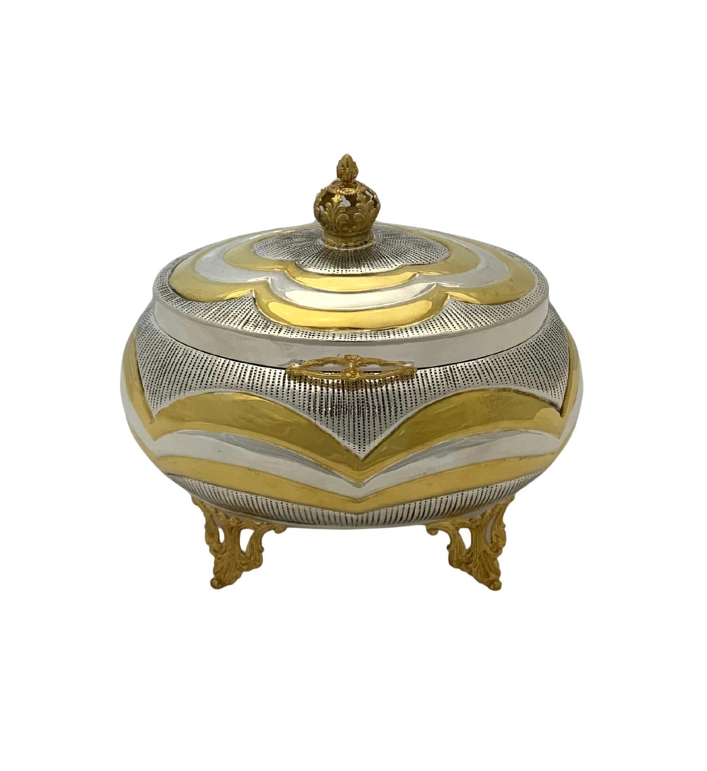 Handmade 925 Sterling Silver Gilded Crown Esrog Box 6x6: Handmade 925 Sterling Silver Gilded Crown Esrog Box 6x6 This exquisite Esrog box is crafted from fine 925 sterling silver with a gilded finish, showcasing intricate handmade ornate crown designs. The 