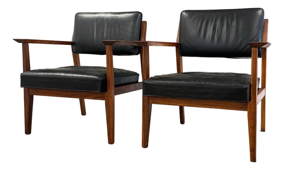 Stow Davis 1970s Black Leather Lounge Chairs Pair Mid Century Modern: Stow Davis 1970s Black Leather Lounge Chairs Pair Mid Century Modern This pair of mid-century modern lounge chairs features a solid walnut frame complemented by luxurious black leather upholstery, cra