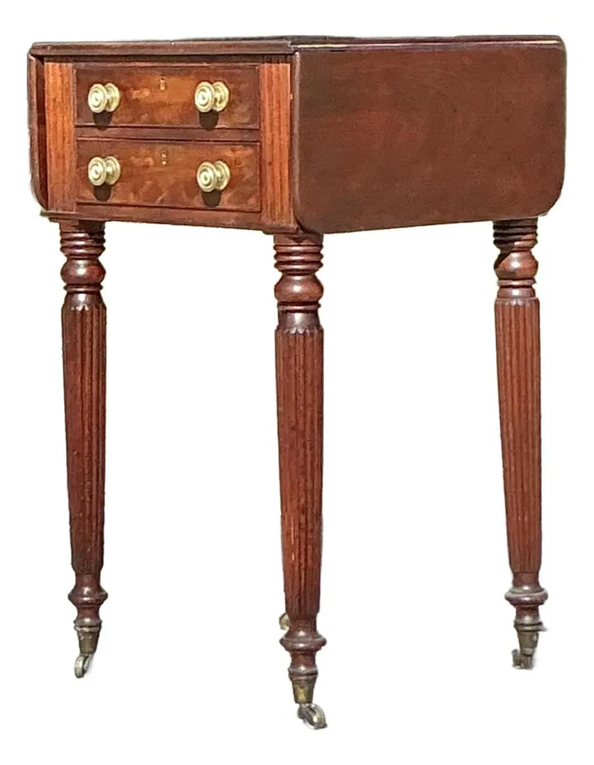 Vintage Mahogany Flip Top Side Table with Brass Hardware: Vintage Mahogany Flip Top Side Table with Brass Hardware This charming vintage flip top side table embodies classic elegance with its rich mahogany finish, fluted legs, and timeless brass hardware. Ex