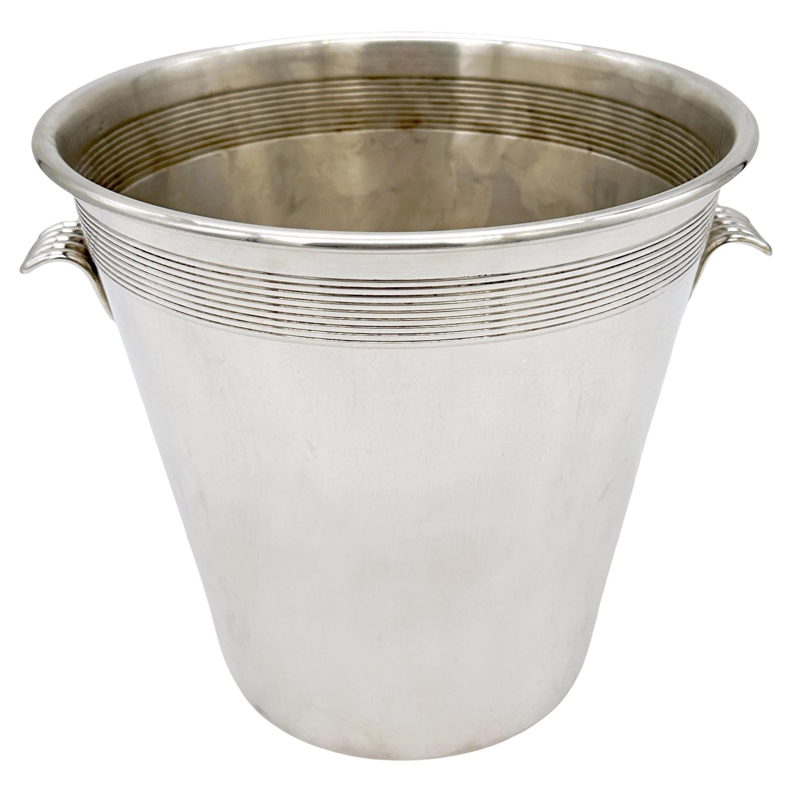 Italian Modern Silver Plated Twin Handled Wine Champagne Bucket 1980s: Italian Modern Silver Plated Twin Handled Wine Champagne Bucket 1980s Elevate your entertaining experience with this elegant Italian modern silver-plated twin-handled champagne/wine bucket. Crafted in