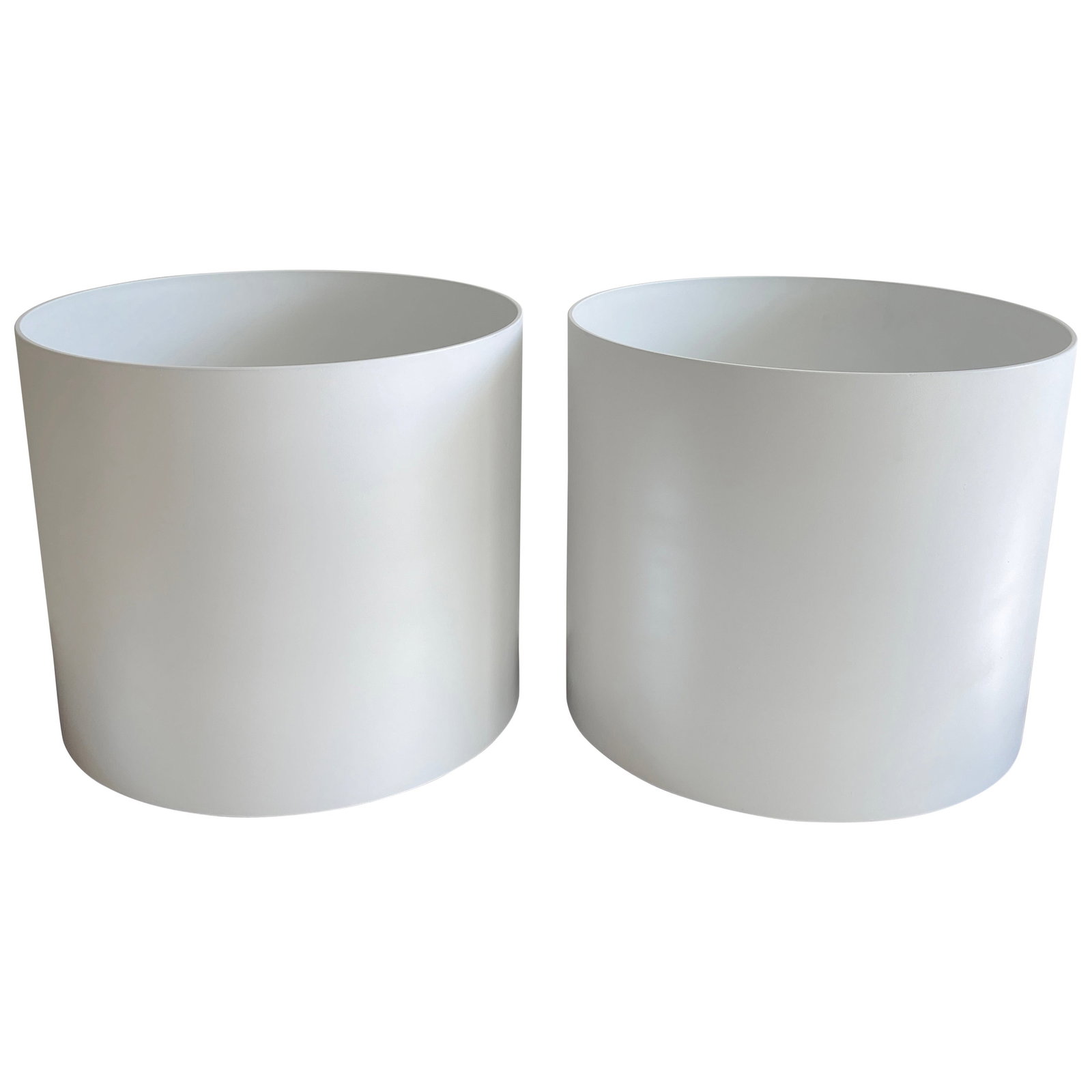Set of 2 Italian Modern White Lacquered Fiberglass Planters: Set of 2 Italian Modern White Lacquered Fiberglass Planters Enhance your living space with this stunning pair of Italian modern white lacquered fiberglass planters. Each planter features a sleek circu