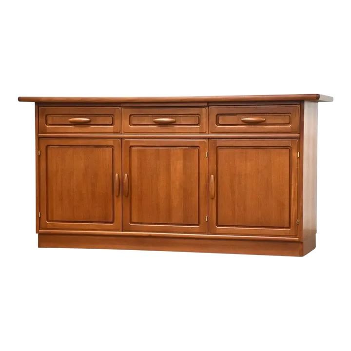 1960s Dyrlund Danish Modern Teak Credenza Sideboard: 1960s Dyrlund Danish Modern Teak Credenza Sideboard This exquisite 1960s Danish Modern teak credenza by Dyrlund showcases the iconic design elements of mid-century modern furniture. Crafted in Denmark