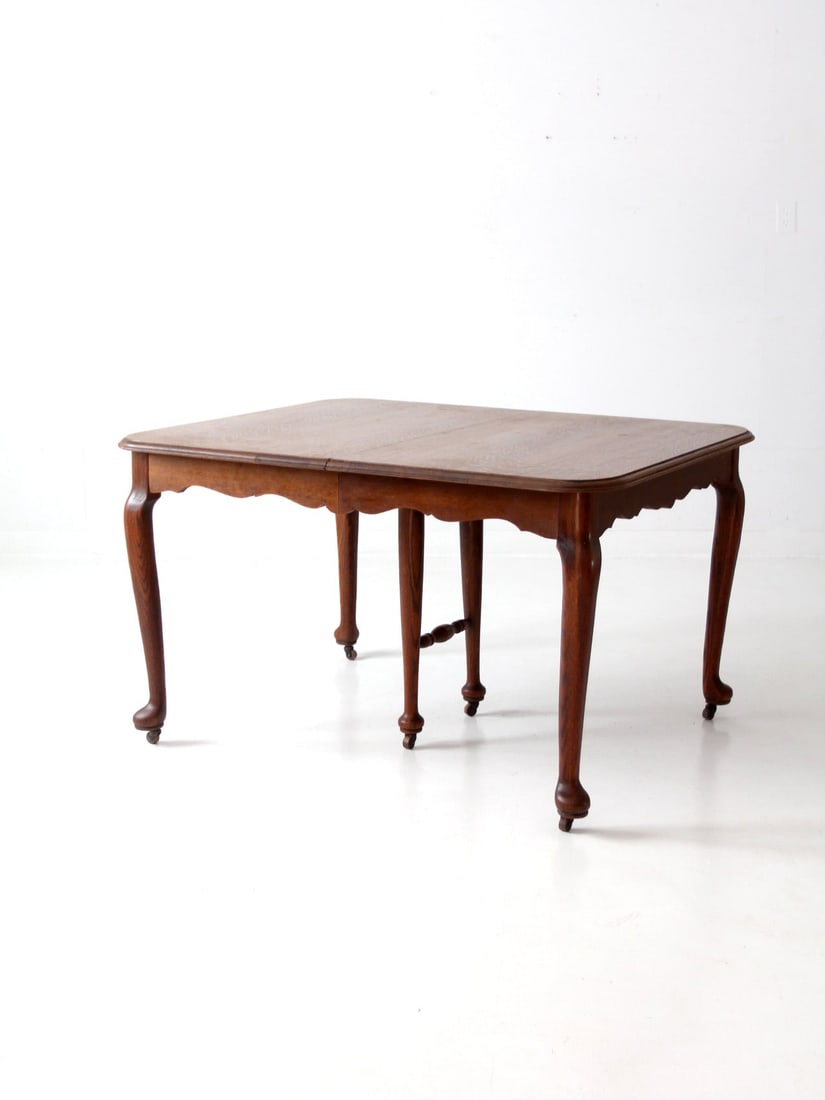 Antique Queen Anne Style Wood Dining Table with Cabriole Legs: Antique Queen Anne Style Wood Dining Table with Cabriole Legs This exquisite antique Queen Anne style dining table, dating from circa 1880-1910, showcases stunning craftsmanship with its elegant cabri