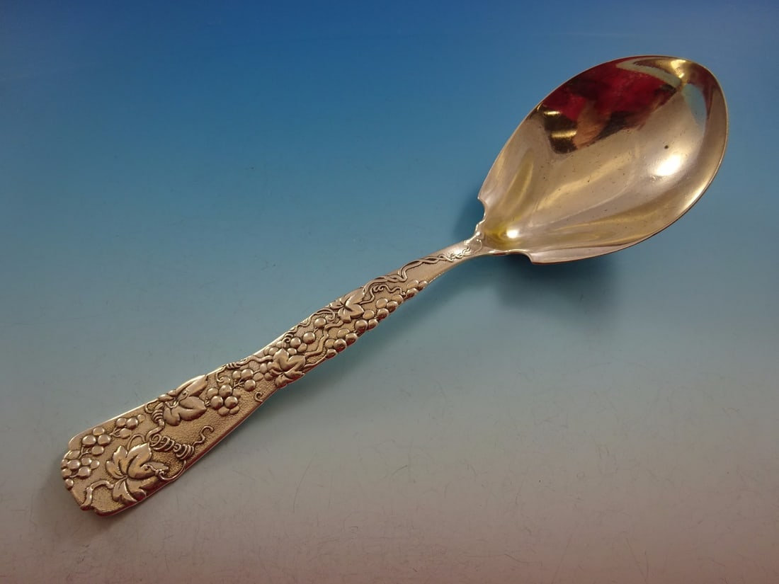 Tiffany & Co Vine Sterling Silver Berry Spoon 9 Inch Arc Design Grapes: Tiffany & Co Vine Sterling Silver Berry Spoon 9 Inch Arc Design Grapes This exquisite Vine by Tiffany & Co. serving spoon features a gracefully arc-shaped design adorned with intricate grape motifs. C