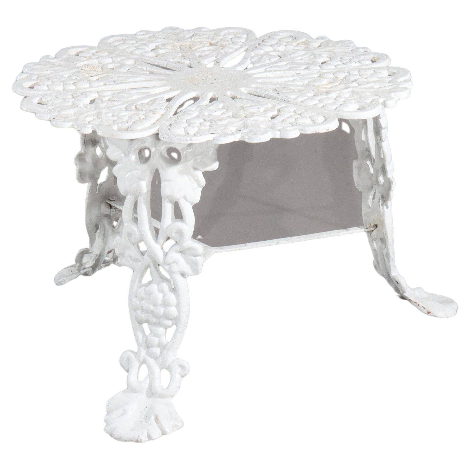 Antique White Wrought Iron Garden Table Circa 1890 Grape Leaf Design: Antique White Wrought Iron Garden Table Circa 1890 Grape Leaf Design This exquisite Antique White Painted Wrought Iron Garden Side Table, dating back to circa 1890, showcases a beautifully intricate g