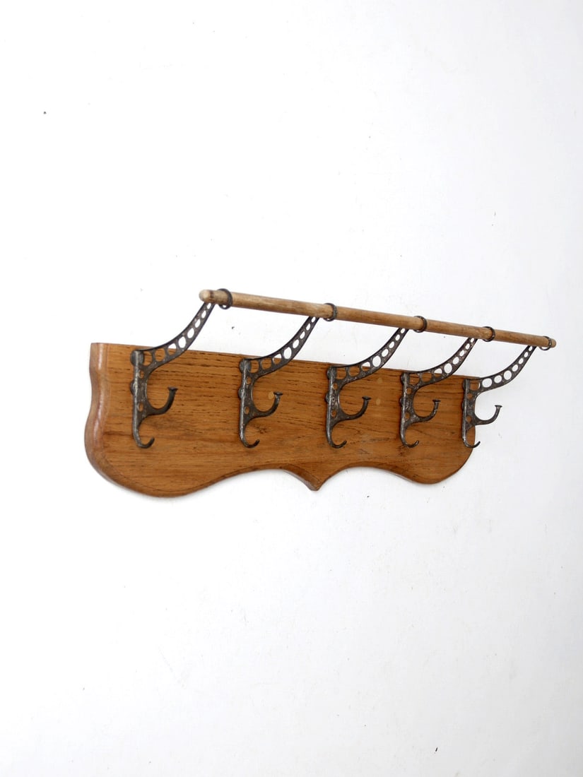 Early 20th Century Antique Coat Rack with Iron Hooks: Early 20th Century Antique Coat Rack with Iron Hooks This exquisite antique wall rack, crafted in the early 20th century, features a beautifully designed wood plaque back complemented by five iron dou