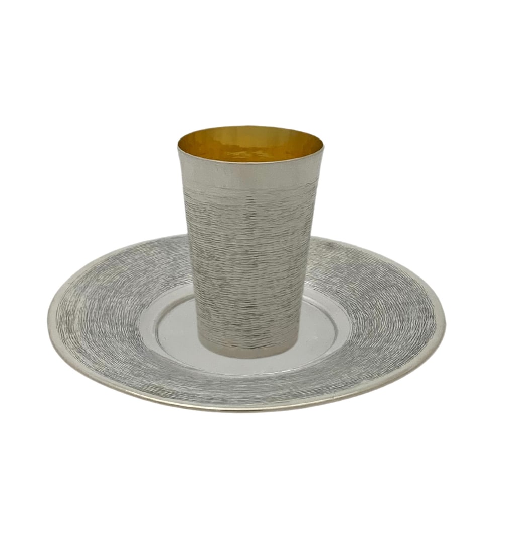 Handmade Modern 925 Sterling Silver Round Cup and Tray Set: Handmade Modern 925 Sterling Silver Round Cup and Tray Set This exquisite set features a fine 925 sterling silver cup and tray, showcasing a handmade modern design with striated line patterns. The pie