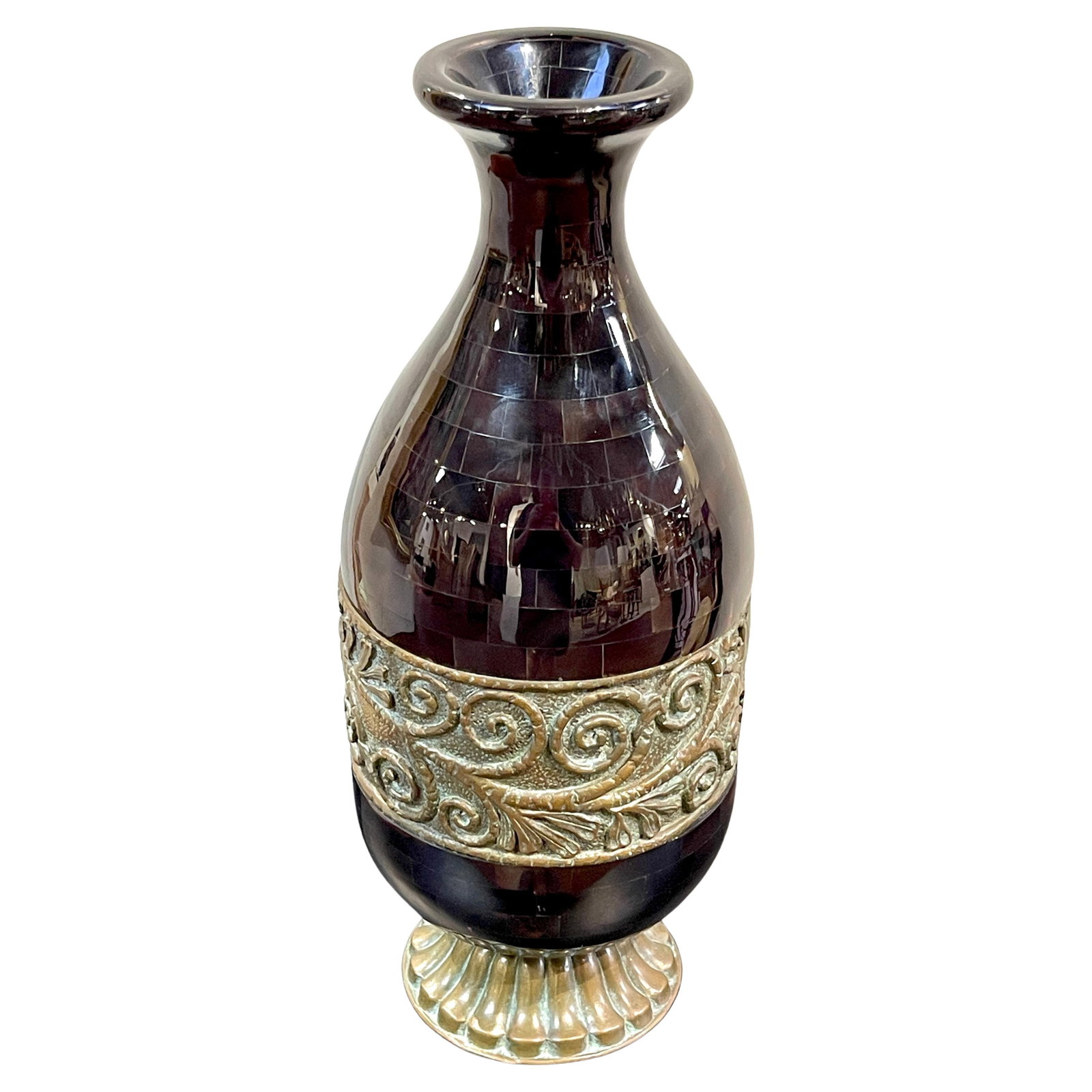 Maitland Smith Modern Horn and Bronze Vase 18in 1980s: Maitland Smith Modern Horn and Bronze Vase 18in 1980s Enhance your living space with this exquisite Modern Polished Horn & Patinated Bronze Vase, crafted by Maitland Smith. With a height of 18 inches 