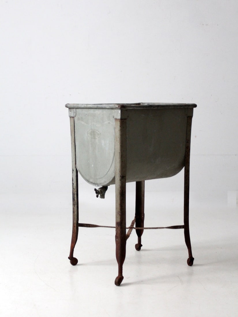 Early 20th Century Metal Wash Stand with Galvanized Tub and Spigot: Early 20th Century Metal Wash Stand with Galvanized Tub and Spigot This early 20th-century metal wash stand features a galvanized tub with its original drain spigot, mounted on a painted metal frame s