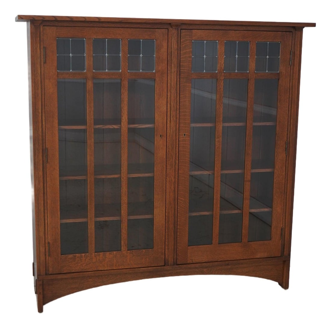 Stickley Mission Oak Bookcase with Leaded Glass and Key Lock: Stickley Mission Oak Bookcase with Leaded Glass and Key Lock This Stickley Mission Oak 2 Door Bookcase, crafted around 2007, exemplifies high-quality construction and timeless design. The bookcase fea