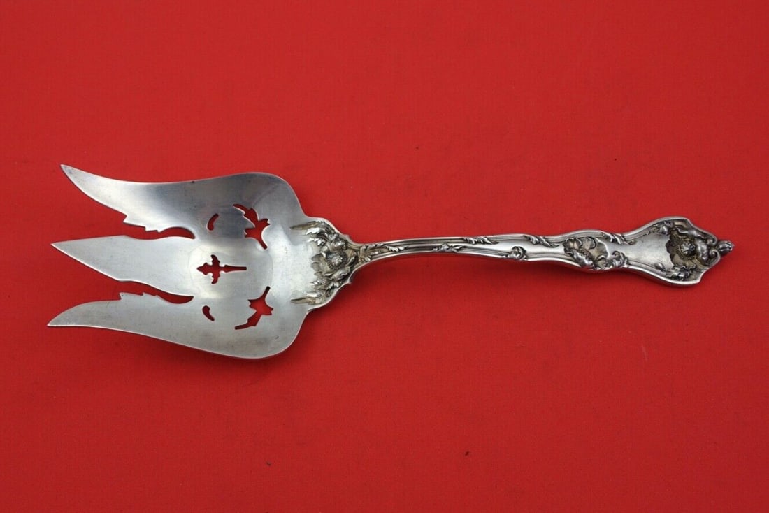Reed and Barton Intaglio Sterling Silver Salad Serving Fork 9 3/4 inches 5-Piercings: Reed and Barton Intaglio Sterling Silver Salad Serving Fork 9 3/4 inches 5-Piercings This exquisite salad serving fork from the Intaglio pattern by Reed and Barton is crafted from high-quality sterlin