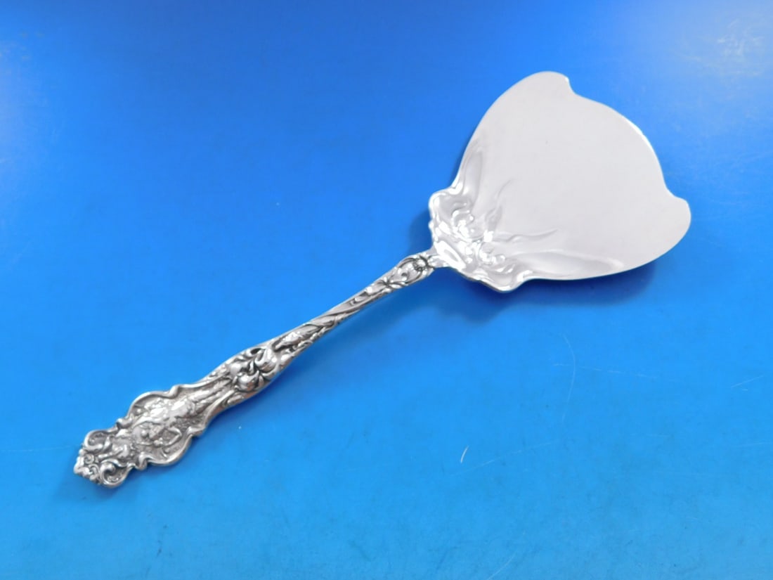 Wallace Irian Sterling Silver 7 5/8 Tomato Waffle Server: Wallace Irian Sterling Silver 7 5/8 Tomato Waffle Server This exquisite serving piece features the Irian pattern by Wallace, crafted from high-quality sterling silver. Measuring 7 5/8" in length, this