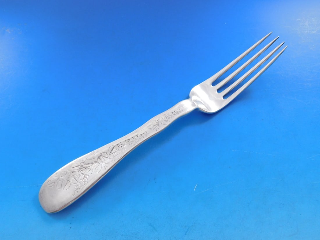 Tiffany Sterling Silver Dinner Fork Floral Motif 7 7/8 Lap Over Edge: Tiffany Sterling Silver Dinner Fork Floral Motif 7 7/8 Lap Over Edge This exquisite dinner fork features the renowned Lap Over Edge pattern designed by Tiffany & Co., showcasing a beautiful floral mot